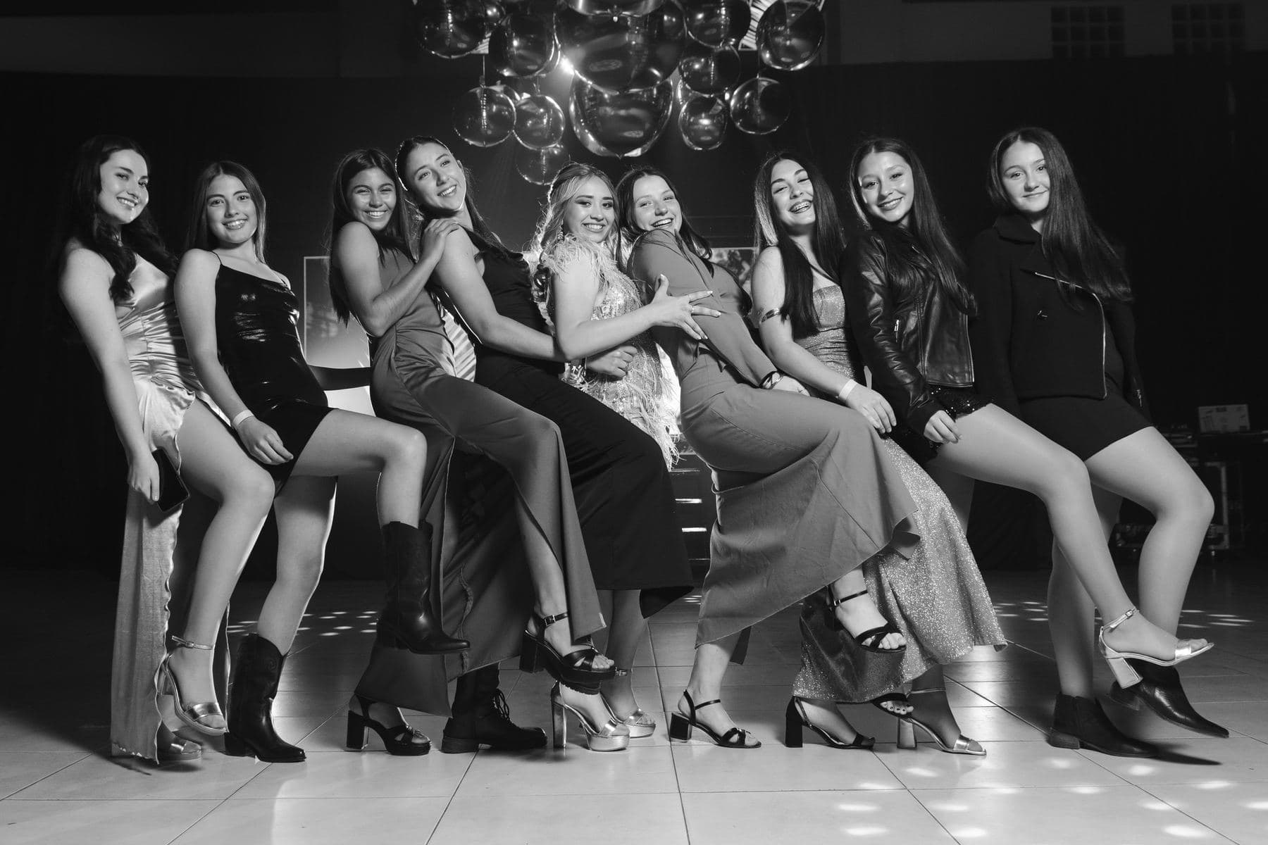 Grupo de amigas posando juntas en una fiesta de Masfarré.